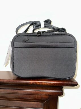 FASHION LUNCH BAG BLACK INSULATED NEOPRENE BLEND TOP HANFLE AND CROSSBODY STRAP